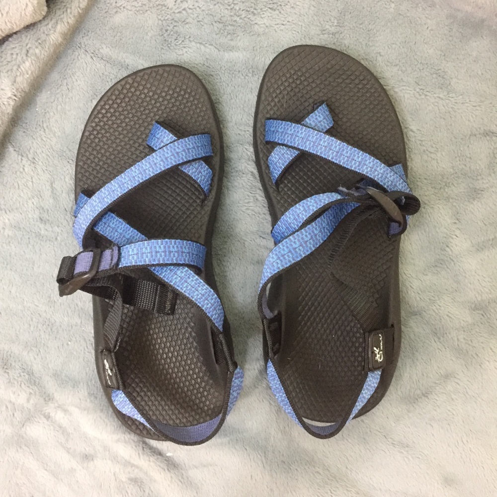 Like new vibrant Chacos with toe strap